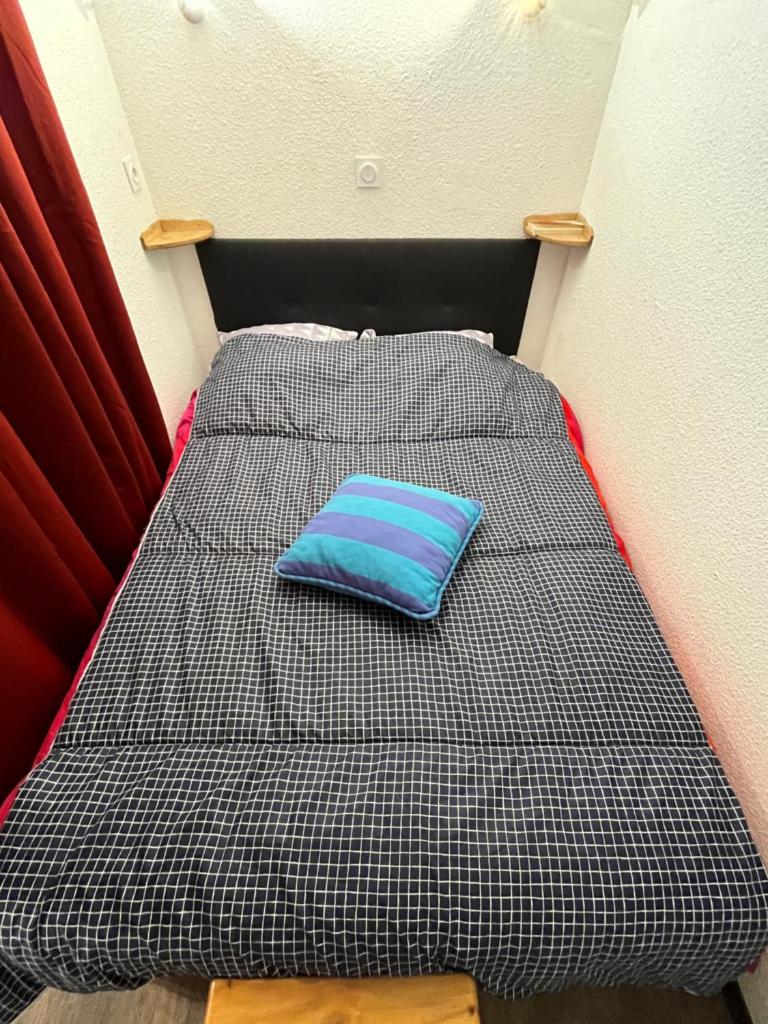- un lit dans une petite chambre avec un oreiller dans l'établissement Appartement Les Menuires - 4 personnes à 20 m des pistes, aux Menuires