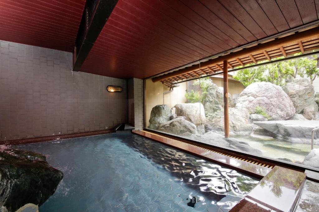 Cette chambre dispose d'une piscine d'eau et d'une fenêtre. dans l'établissement Sekitaitei Ishida, à Achi