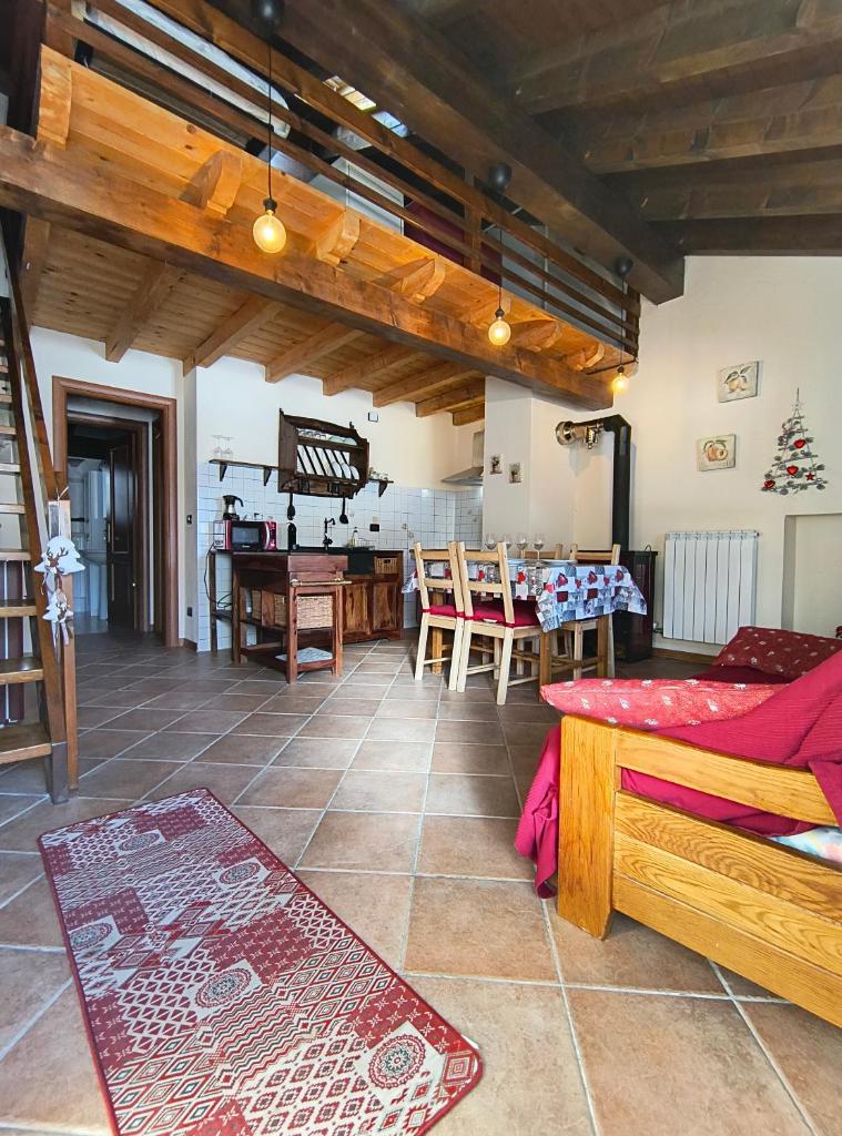Petit Royal - Maisons de Charme Valle d'Aosta - Appartamento per 6 persone - con Balcone, Giardino e Soppalco