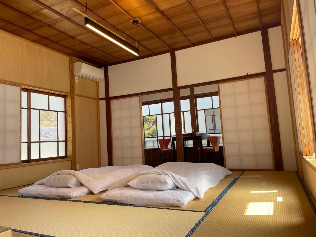 Ce lit se trouve dans un dortoir doté de 4 oreillers. dans l'établissement 山城屋リゾート, à Aoki 22 autres photos