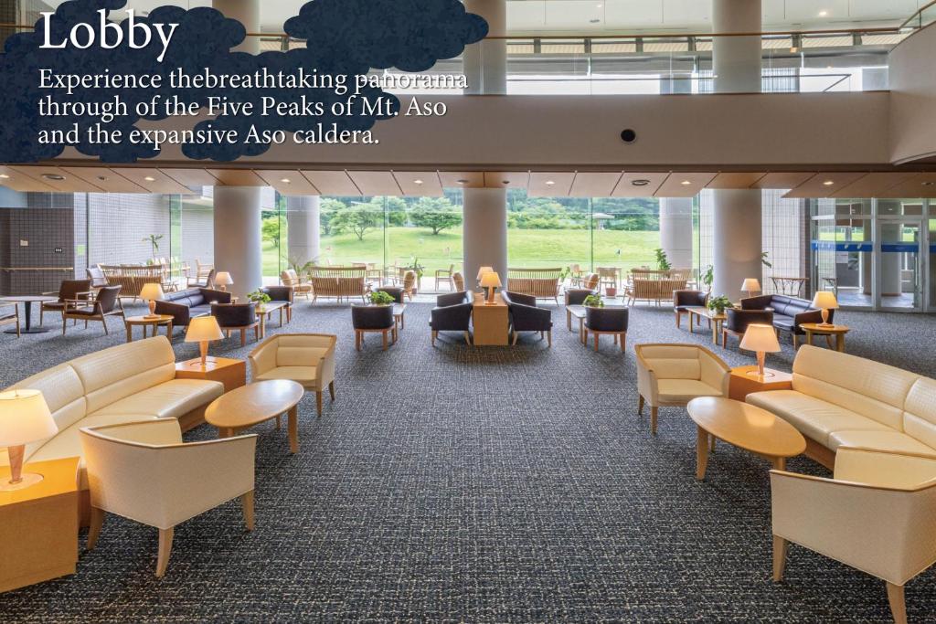 un hall d'entrée avec des canapés et des chaises dans un bâtiment dans l'établissement KAMENOI HOTEL Aso, à Aso 117 autres photos