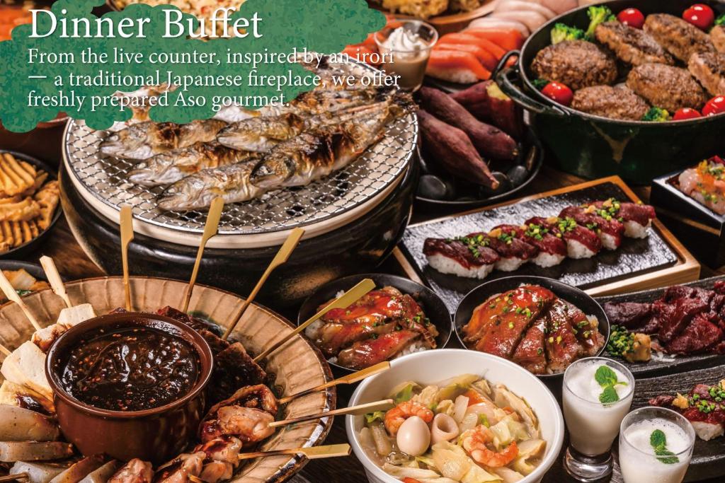 Une bande de différents types de nourriture sur une table dans l'établissement KAMENOI HOTEL Aso, à Aso