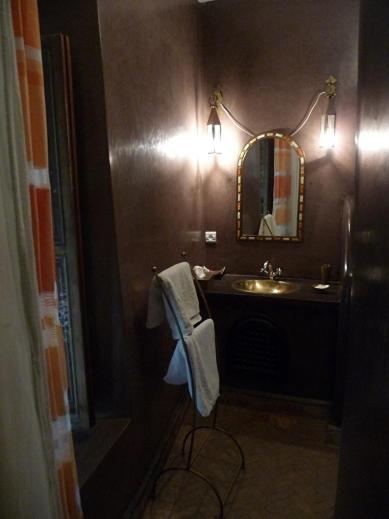 une salle de bain avec un lavabo et un miroir dans l'établissement Riad Al Faras, à Marrakech