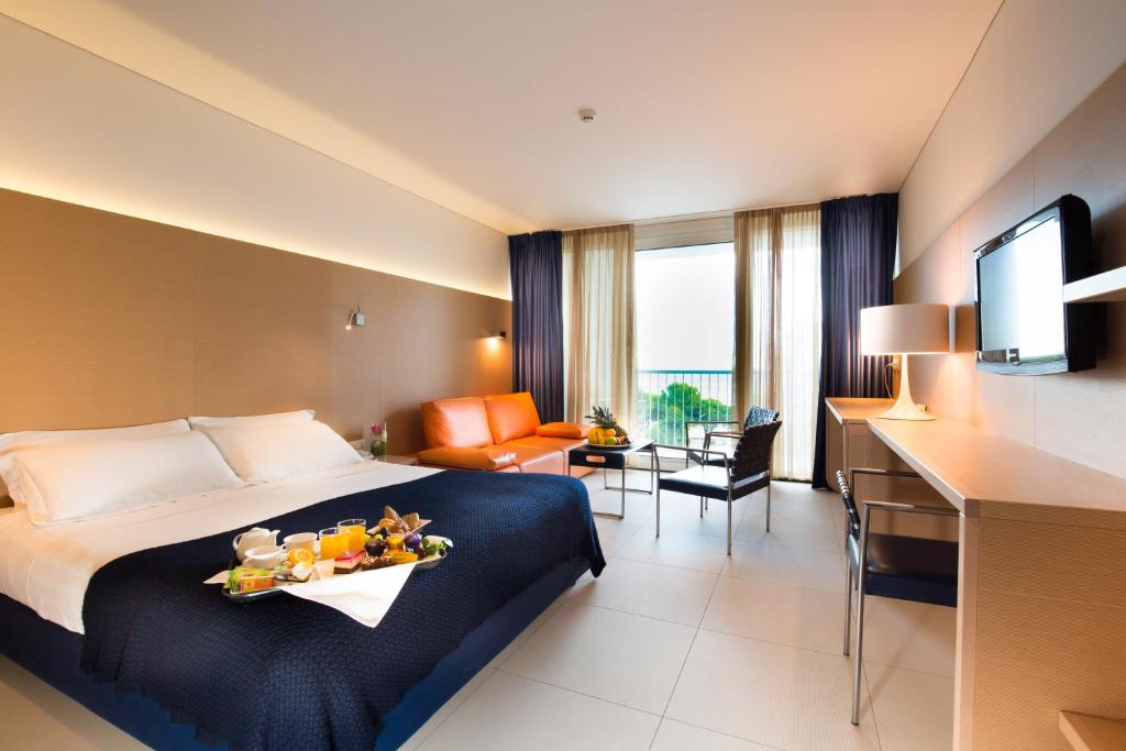 Cette chambre comprend un lit avec un plateau de fruits. dans l'établissement Hotel Florida, à Lignano Sabbiadoro