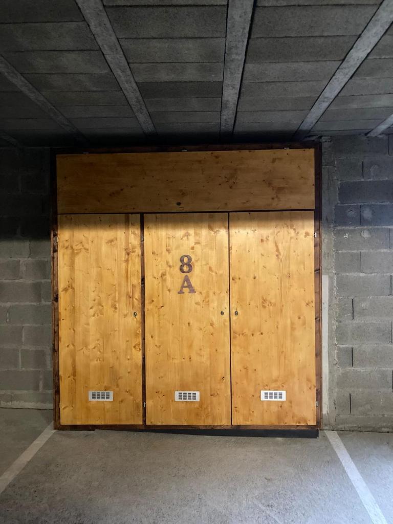 - une grande porte de garage en bois avec x dans l'établissement Studio cabine chaleureux à Pyrénées 2000 - WiFi et parking privé, à Bolquère-Pyrénées 2000 12 autres photos