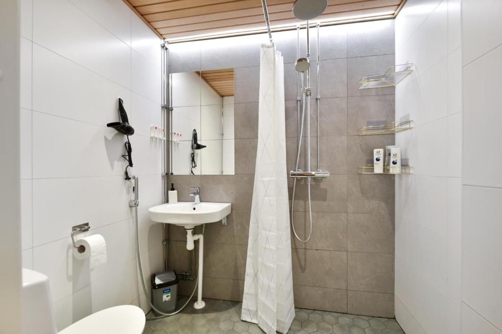 Come in! "Aninkainen" Triplet for 7 people next to Turku bus station! 3