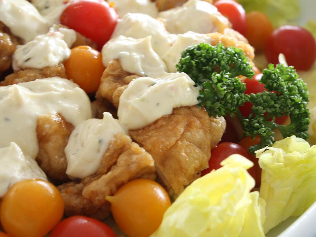 une assiette de nourriture avec des tomates brocolis et d’autres légumes dans l'établissement Hotel Kirishima Castle, à Kirishima