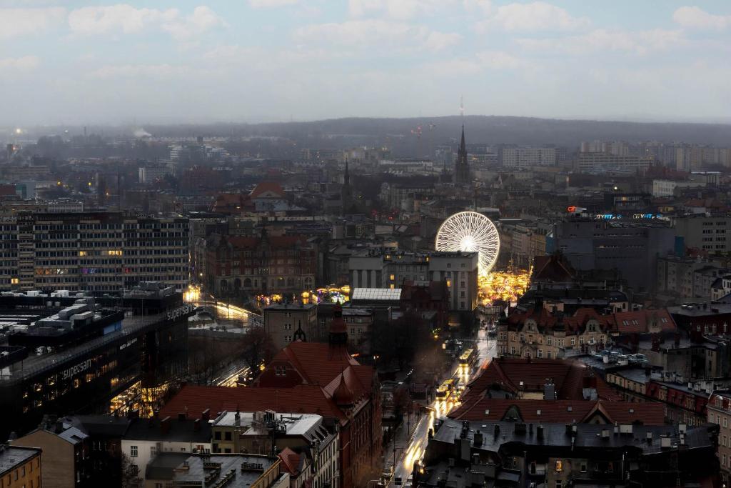 Luksusowe, Klimatyzowane Studio w Centrum Katowic z Pięknym Widokiem na Miasto, Wanną z Hydromasażem, Biurkiem i Parkingiem by Renters Prestige 5