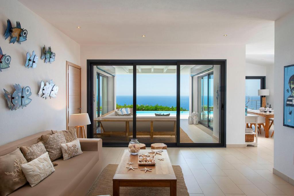 un salon avec un canapé et une table dans l'établissement Villa Marita Luxury Sea View Chia, à Santa Margherita di Pula