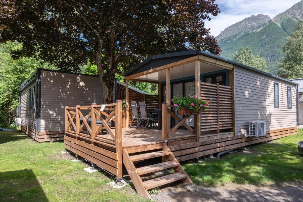 une petite cabine avec un escalier menant à une terrasse dans l'établissement Camping RCN Belledonne, au Bourg-dʼOisans