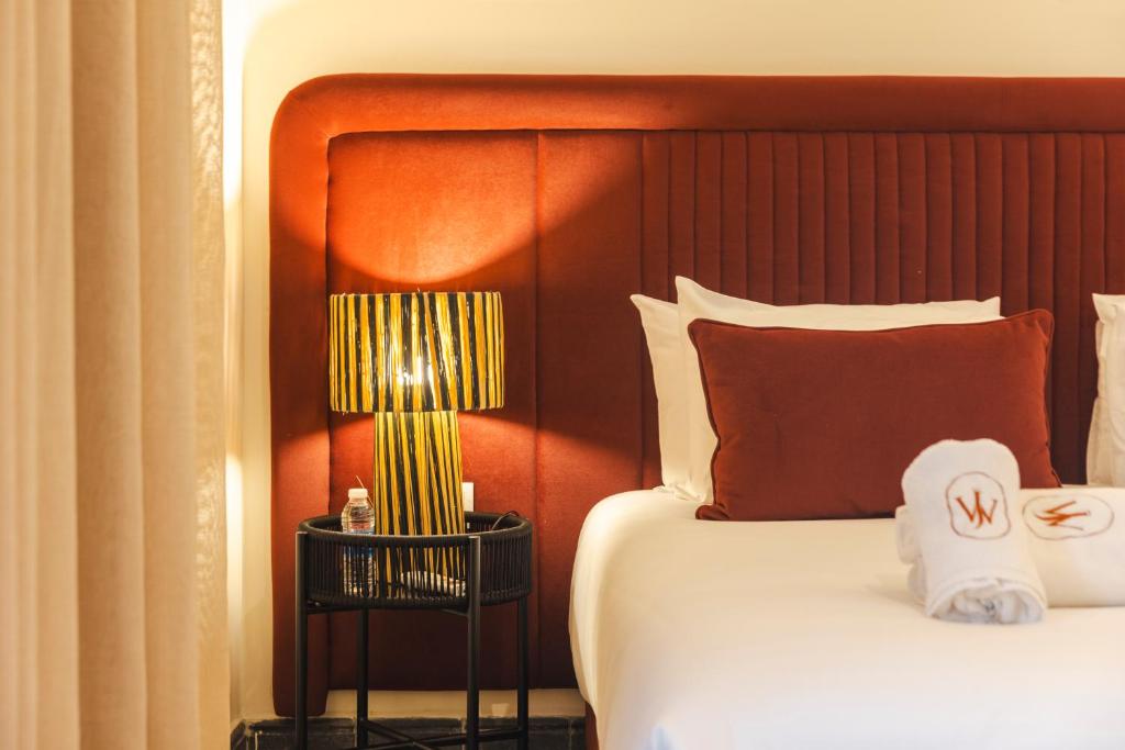 une chambre d'hôtel avec un lit et une lampe sur une table dans l'établissement Riad JW Yacout, vivez l'expérience Medina, à Marrakech