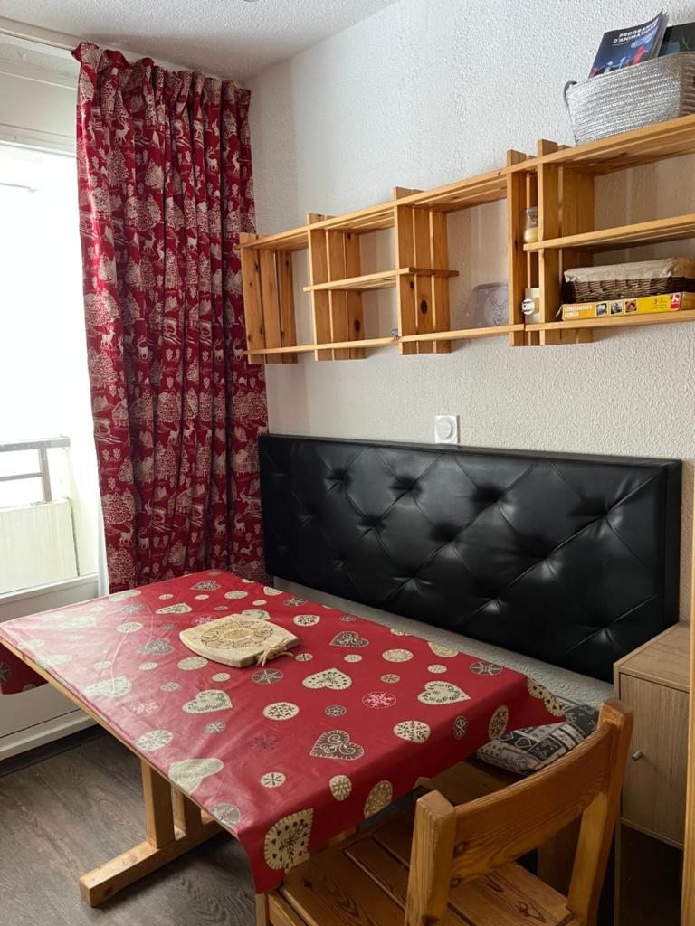 une petite table avec un chiffon de table rouge dans l'établissement Appartement Les Menuires - 4 personnes à 20 m des pistes, aux Menuires 19 autres photos