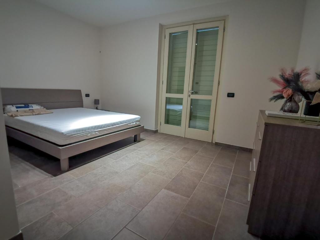 une chambre avec un lit et un sol carrelé dans l'établissement Villa Garda Relax, à Manerba del Garda