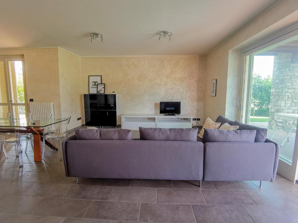 un salon avec un canapé et une table dans l'établissement Villa Garda Relax, à Manerba del Garda