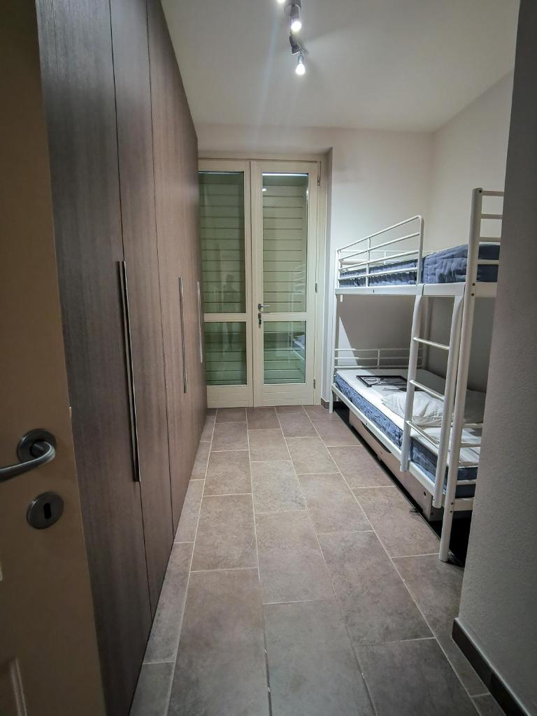 - un couloir avec 2 lits superposés dans une chambre dans l'établissement Villa Garda Relax, à Manerba del Garda 8 autres photos