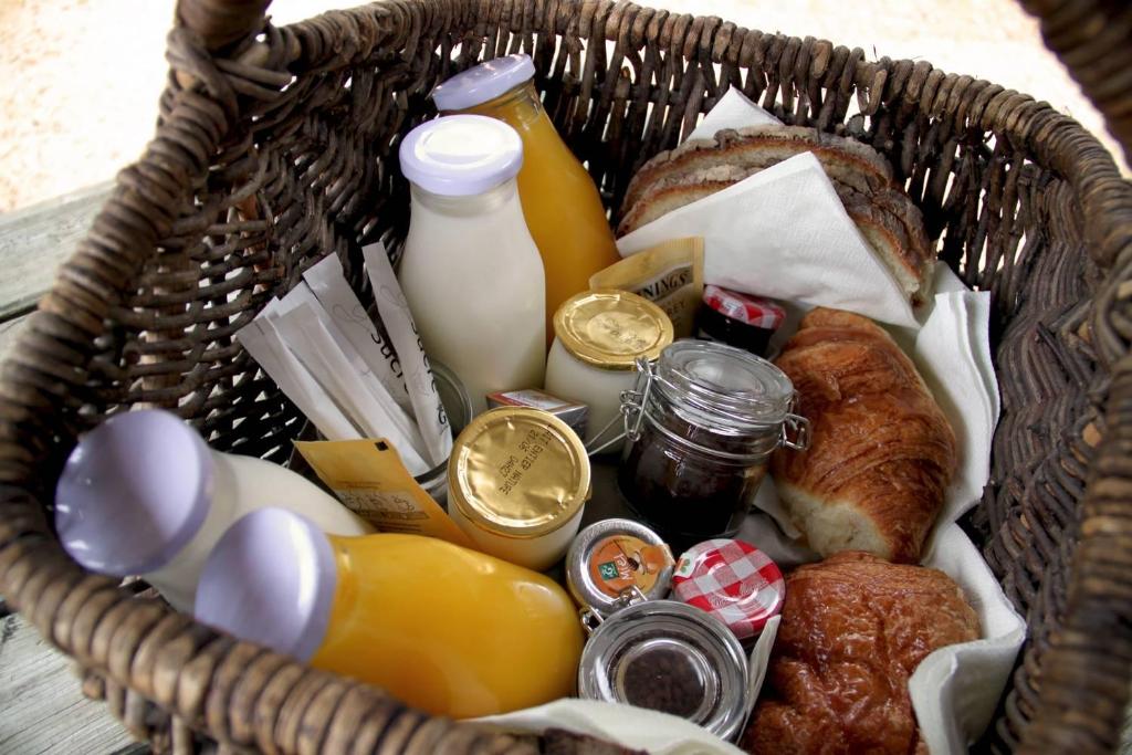 - un panier rempli de nourriture, de boissons et de pain dans l'établissement Le Val Insolite, à Lieuron