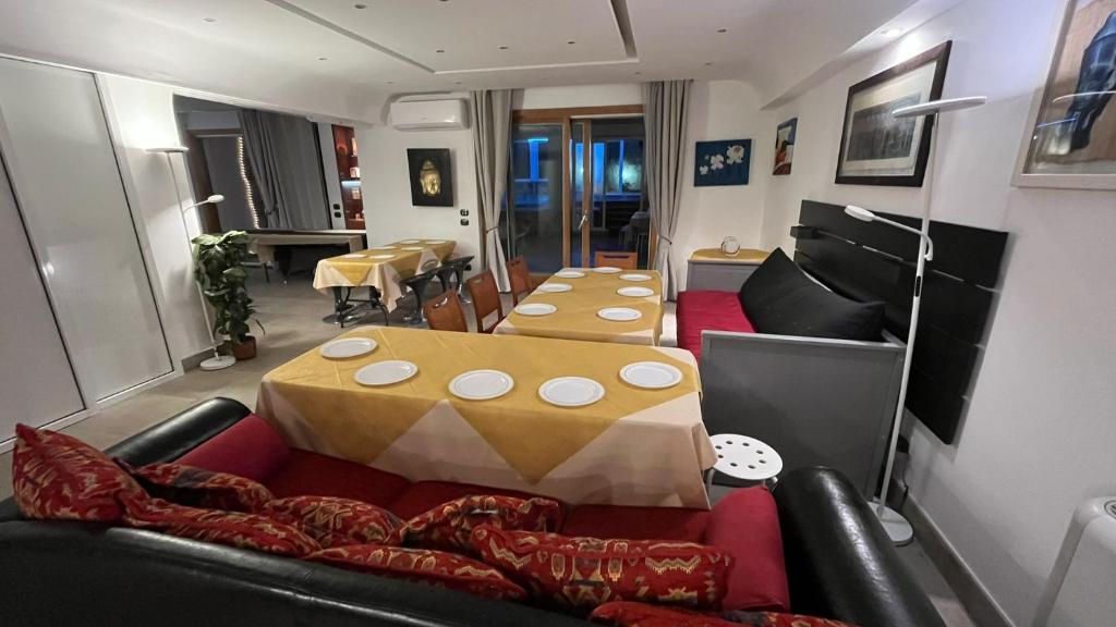 un salon avec un canapé et une table dans l'établissement Villa Roma Open Space - Location per eventi 2 piscine riscaldate -, à Rome