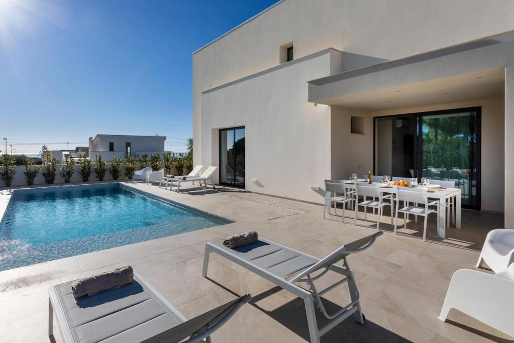 Cette villa dispose d'une piscine et d'une terrasse. dans l'établissement Villa Nerissa - IsulaTravel, à Pozzallo