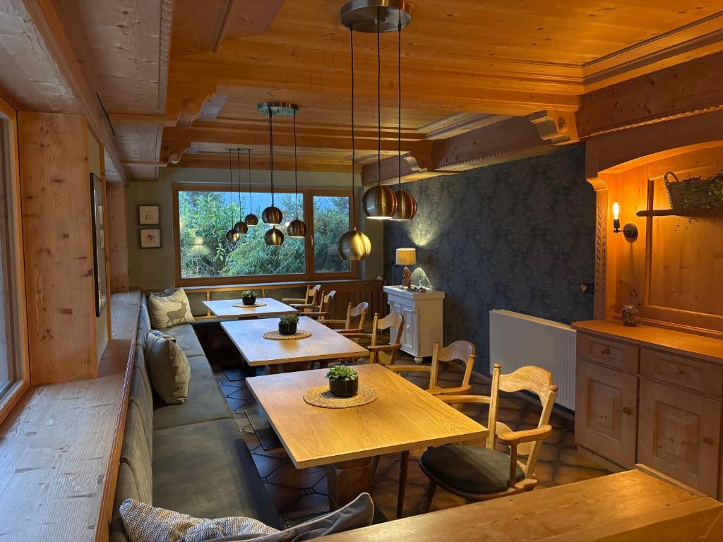 Dreimäderlhaus am Berg 1