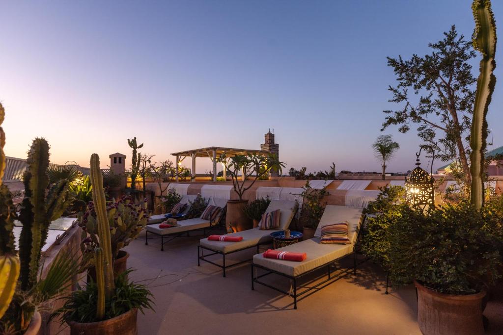 un toit-terrasse avec canapés et cactus dans l'établissement Dar Lalla F'dila, à Marrakech