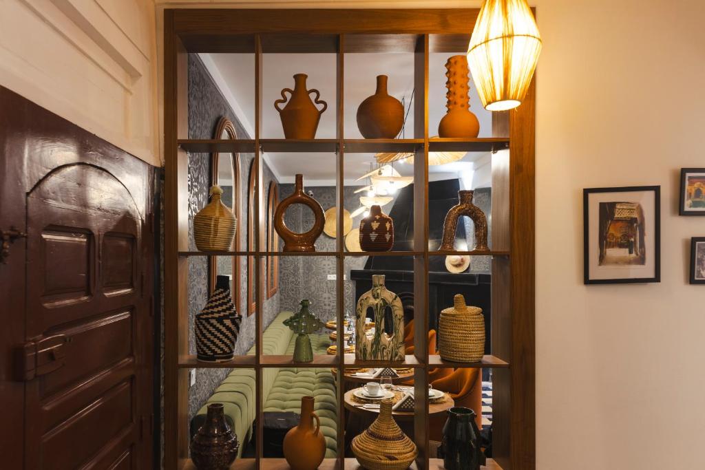 une vitrine remplie de vases dans l'établissement Riad JW Yacout, vivez l'expérience Medina, à Marrakech 37 autres photos