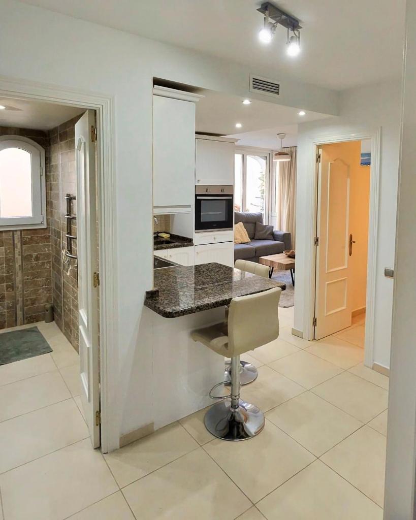 Modern 1BR Walk to Beach, Casino & Puerto Banús 5