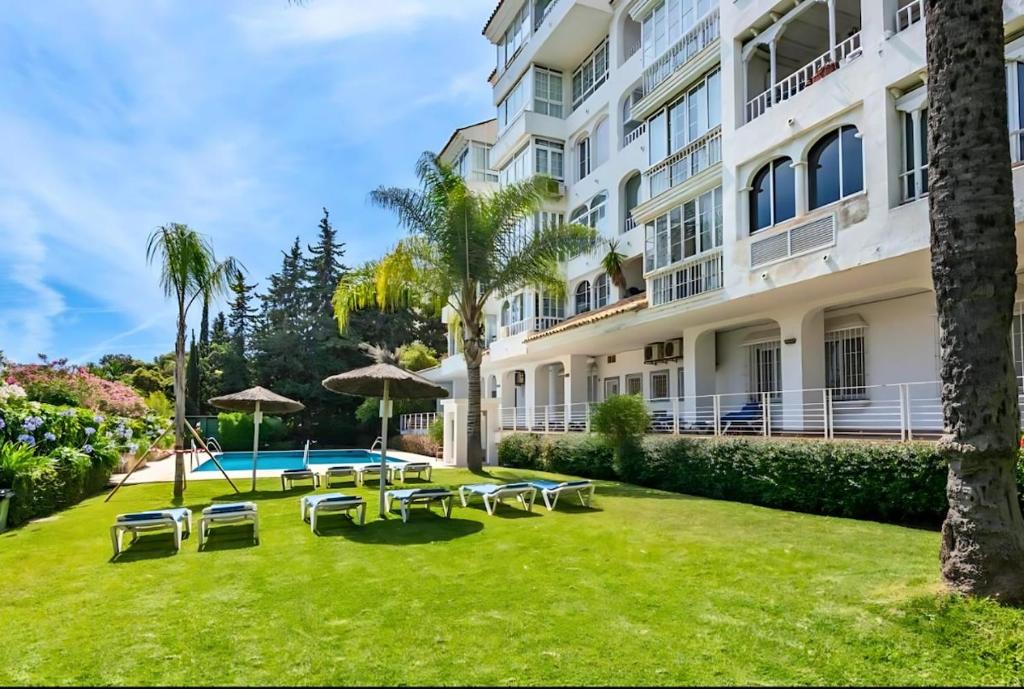 Modern 1BR Walk to Beach, Casino & Puerto Banús 4