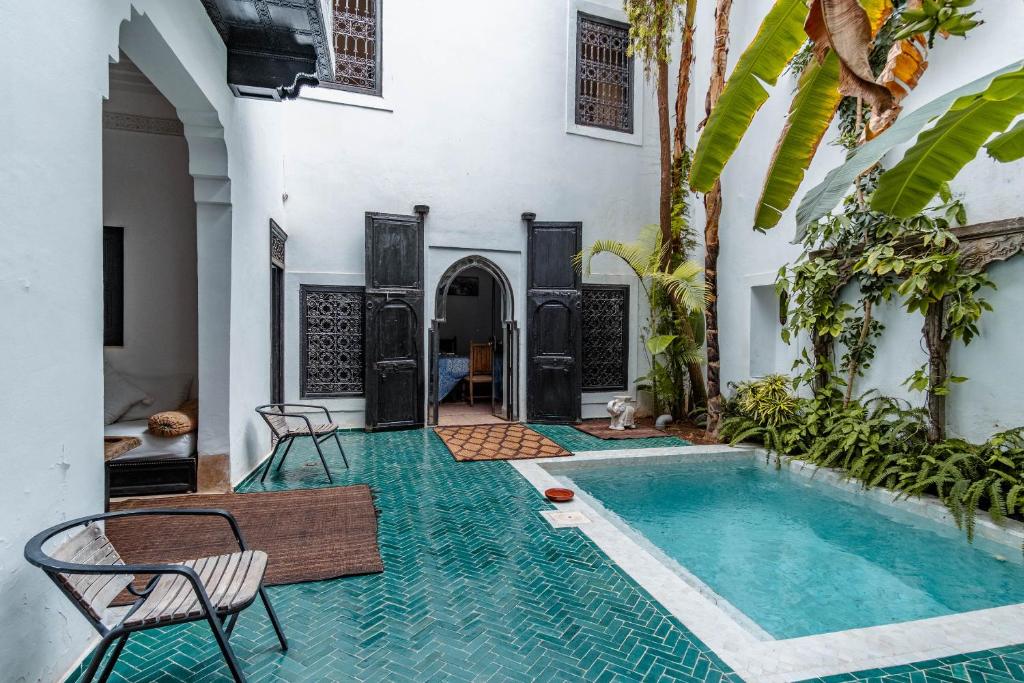 une cour avec une piscine dans une maison dans l'établissement Riad El Ayadi, Moorish villa, à Marrakech