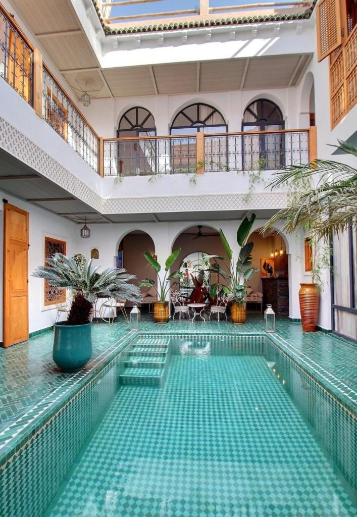 - une piscine intérieure dans un bâtiment avec piscine dans l'établissement Riad Darchica, à Marrakech