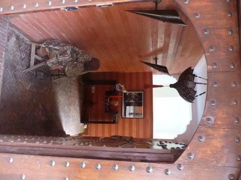 un miroir sur un mur en bois reflétant une chambre dans l'établissement Riad Al Faras, à Marrakech