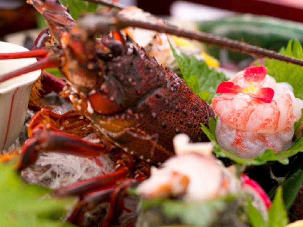 un homard assis au-dessus d'une assiette alimentaire dans l'établissement Sennomori, à Ise