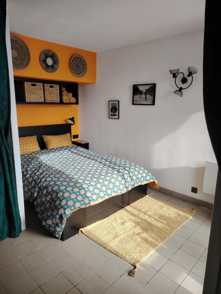 une chambre avec un lit et un tapis au sol dans l'établissement Bel appartement au pied des pistes de serre chevalier, à Briançon 12 autres photos