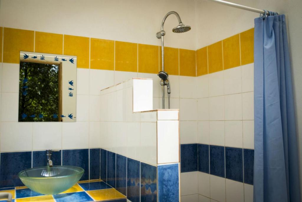 une salle de bain avec un lavabo et une douche dans l'établissement Yourtes Corse Le pré aux biches, à Zonza