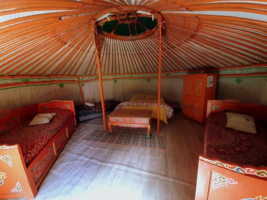 - une vue de tête sur une chambre avec 2 lits dans une yourte dans l'établissement Yourtes Corse Le pré aux biches, à Zonza