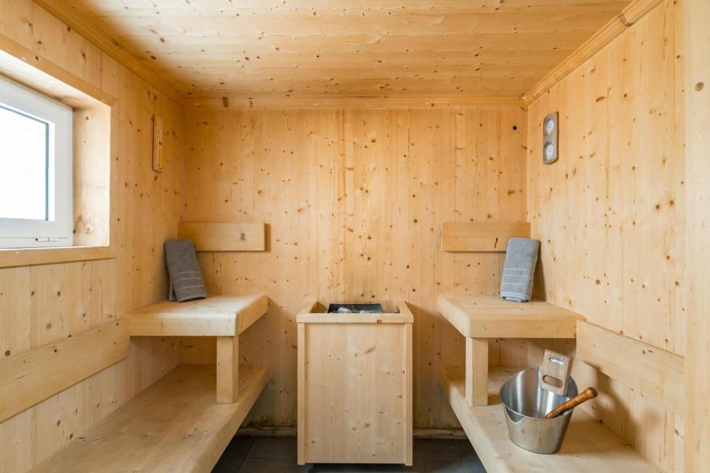une cabane en bois avec deux bancs et une fenêtre dans l'établissement Villa Emozione, à Sarzana