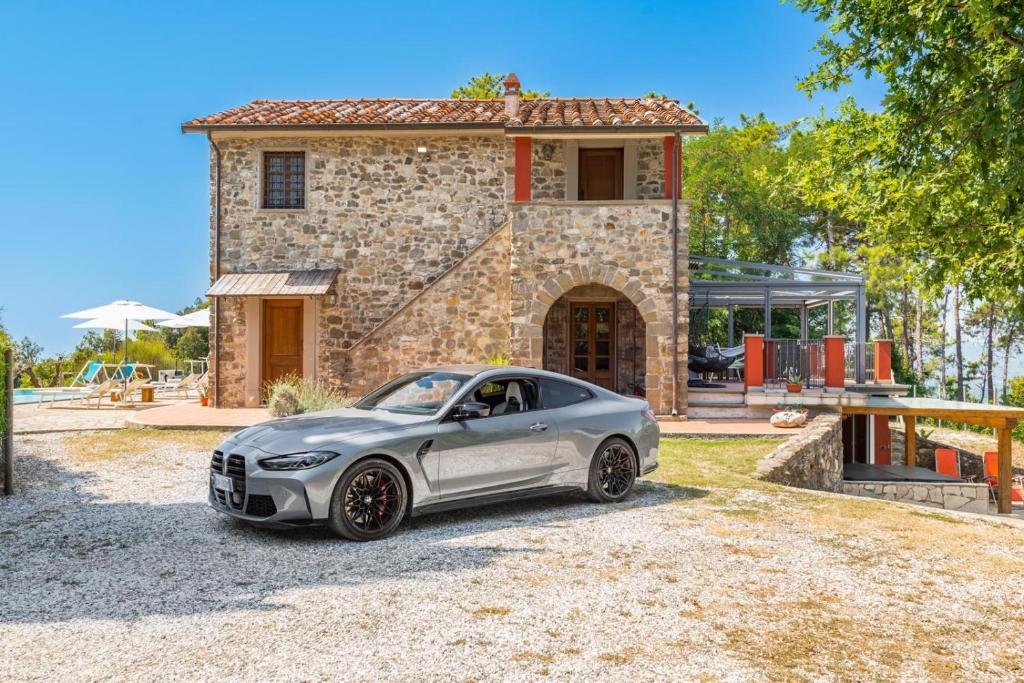 une voiture en argent garée devant une maison dans l'établissement Villa Emozione, à Sarzana