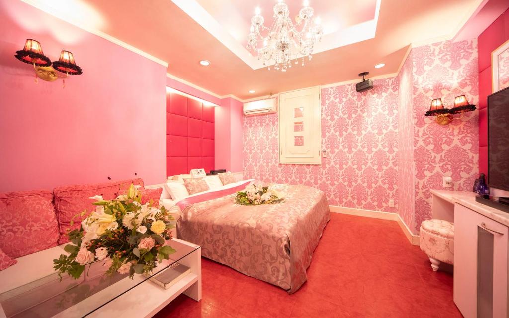 un salon avec un lit et un canapé dans l'établissement イスパニア花園, à Fukaya