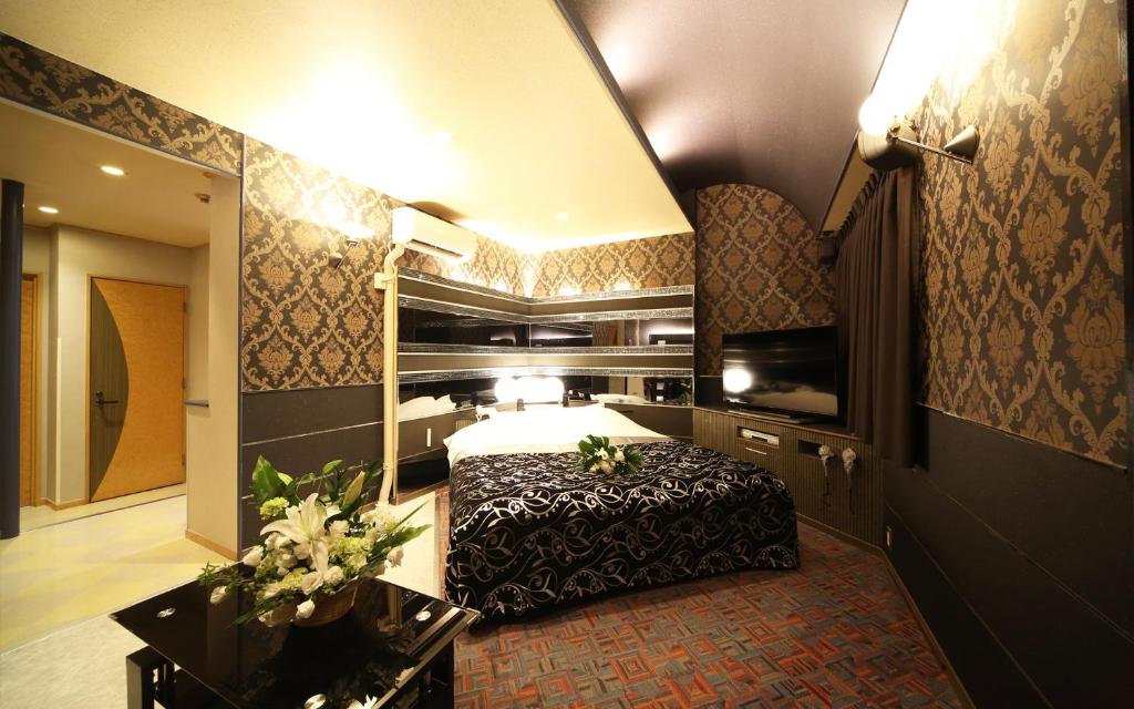 une chambre d'hôtel avec un lit et un grand miroir dans l'établissement ハーフムーン富士宮 Adult only, à Fujinomiya 12 autres photos