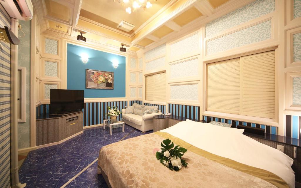 une chambre avec un lit et une télévision à écran plat dans l'établissement ハーフムーン富士宮 Adult only, à Fujinomiya