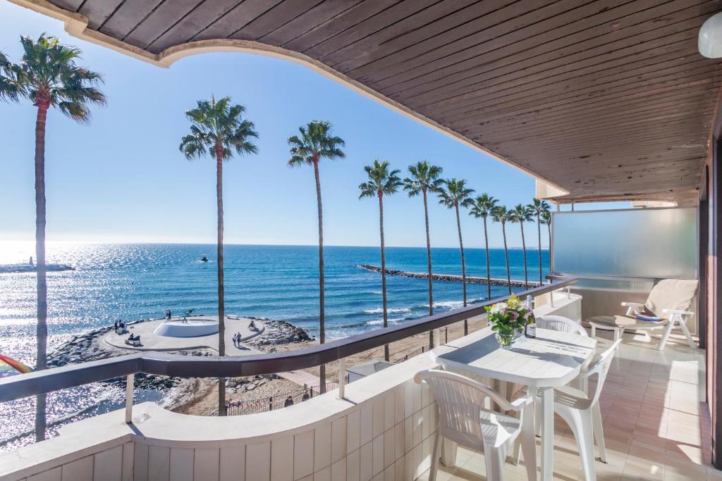 Apartment Facing the Sea and Marina