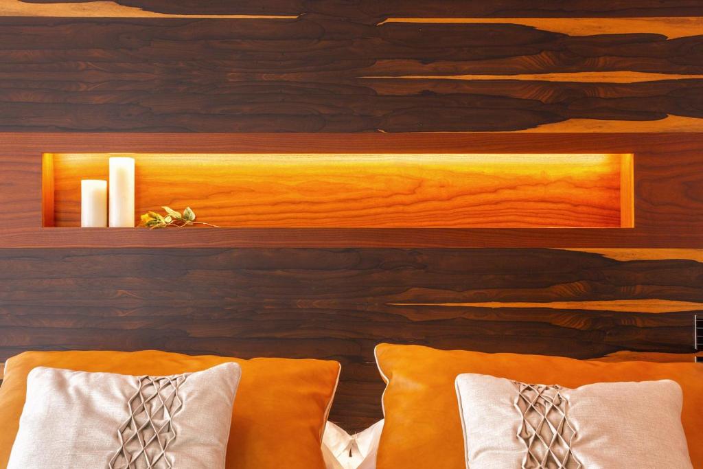 - une chambre avec un mur en bois avec une étagère et 2 lits dans l'établissement Costa Rica Bibione SPA, à Bibione