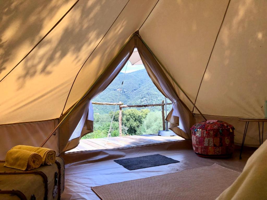 une tente avec vue sur la montagne dans l'établissement glamping Bonheur, à Arles-sur-Tech