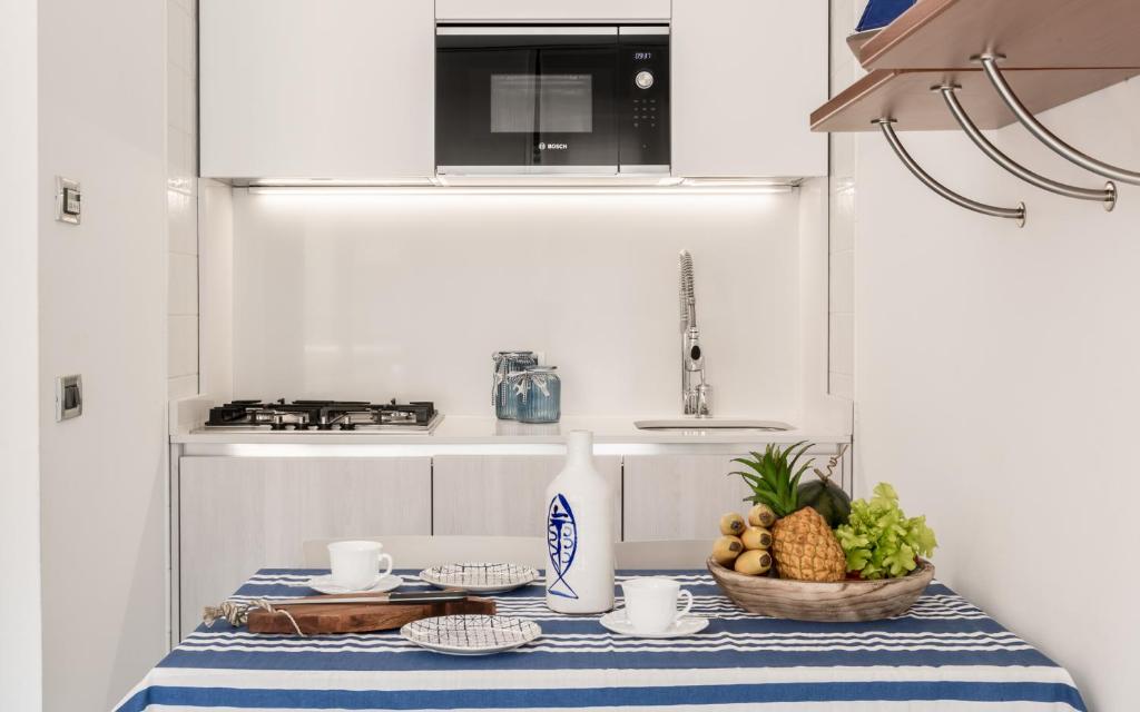 une cuisine avec une table avec un panier de fruits dans l'établissement Costa Rica Bibione Eco Resort, à Bibione