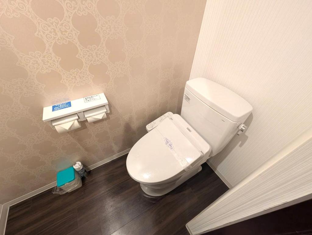 une salle de bain avec des toilettes blanches dans une chambre dans l'établissement HOTEL Pierrot 泉大津, à Izumiotsu 24 autres photos