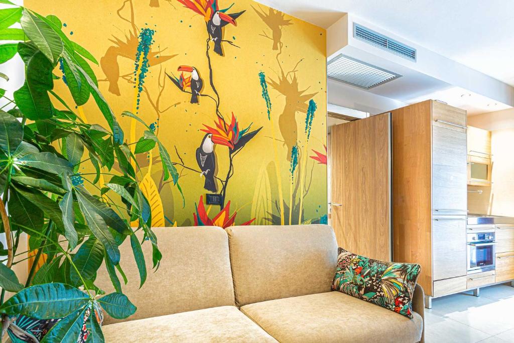 un salon avec un canapé et un tableau au mur dans l'établissement Costa Rica Bibione Aparthotel, à Bibione