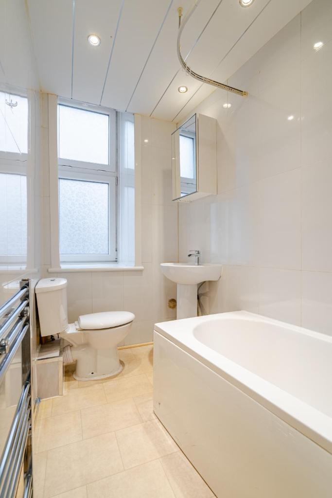 Newly Furnished Flat 4 Minutes Walk To Metro 8
