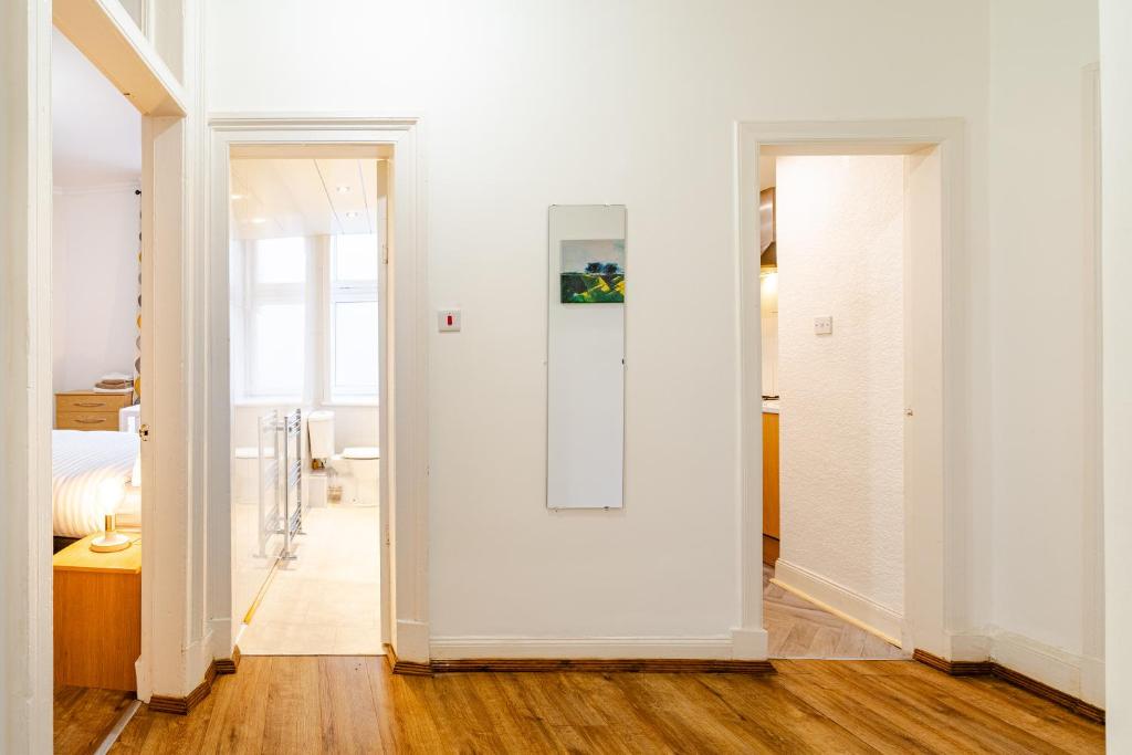 Newly Furnished Flat 4 Minutes Walk To Metro 3