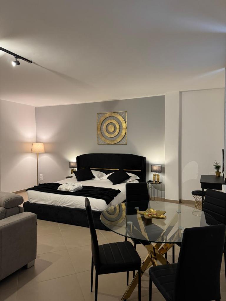une chambre avec un lit et une table en verre dans l'établissement Samarè Rooms & Apartments, à Bisceglie