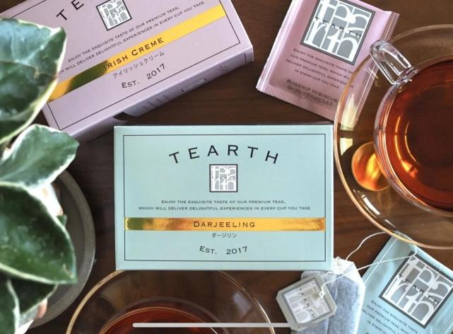 - une table avec une tasse de thé et quelques cartes dans l'établissement grandir ｸﾞﾗﾝﾃﾞｨｰﾙ-Adult Only-, à Yokohama