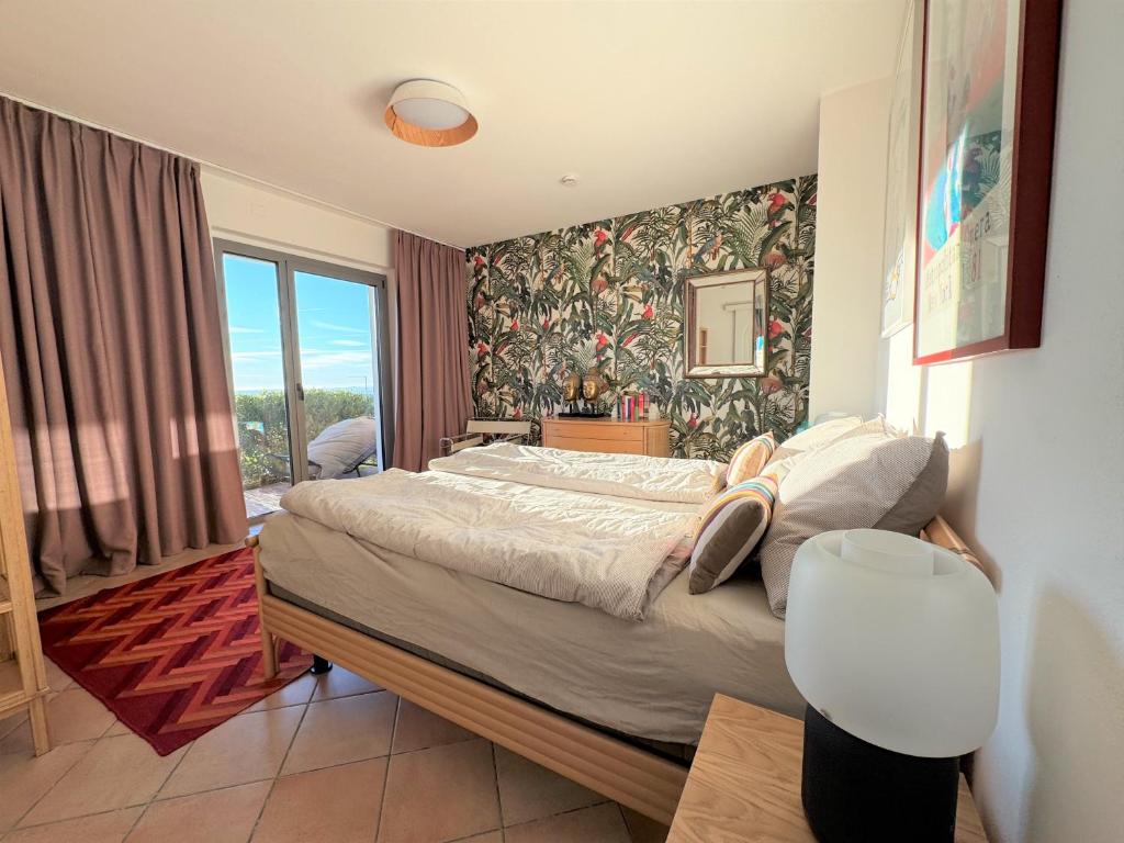 une chambre avec un grand lit et une fenêtre dans l'établissement Villa Rondine - Villa mit beheiztem Pool, à Salò